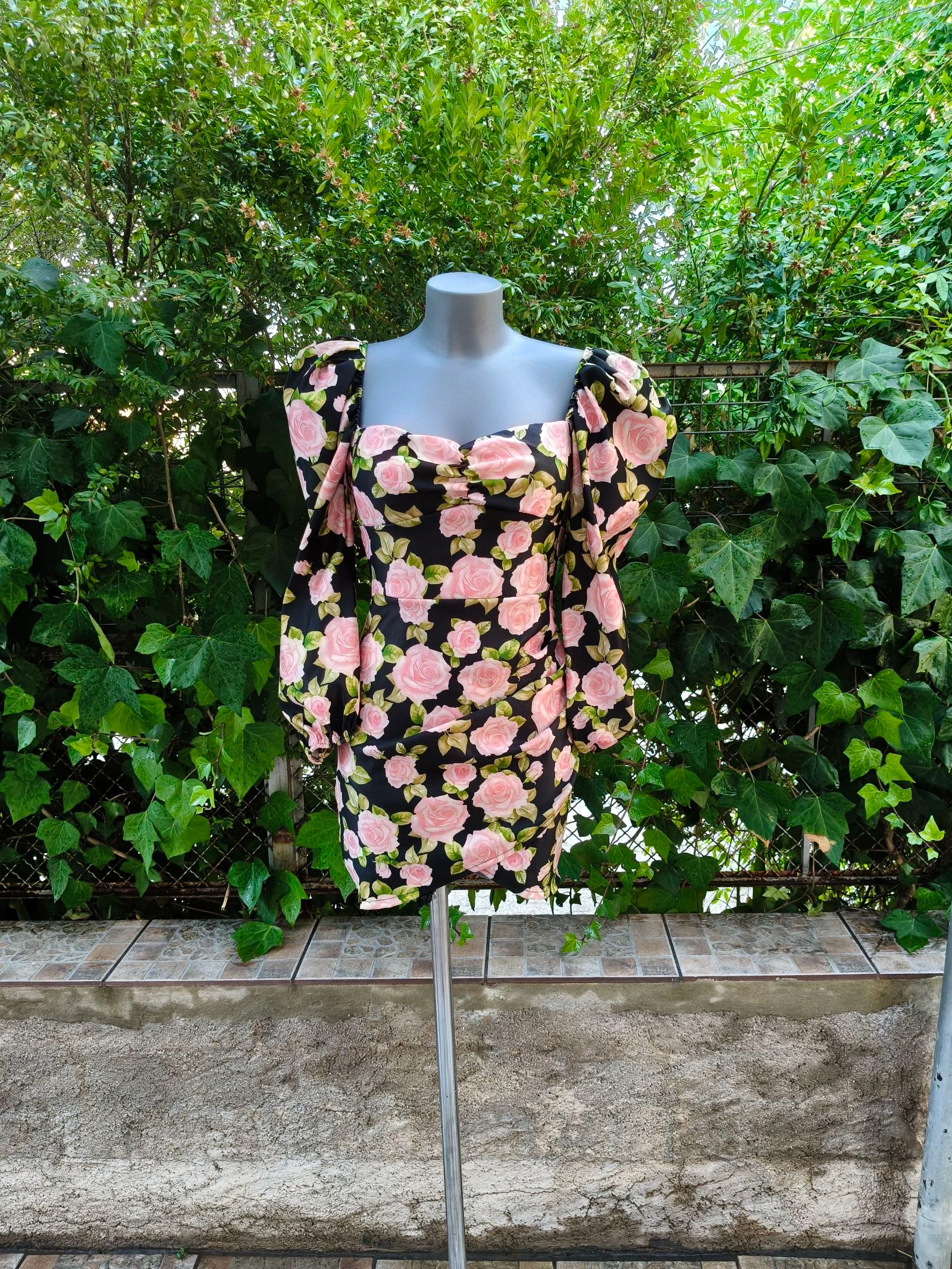 Vestido corto floral con mangas abullonadas